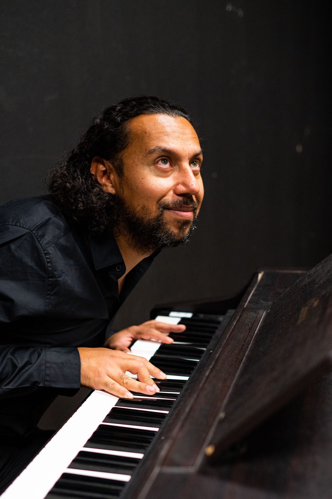 Juan Zuleta performing music